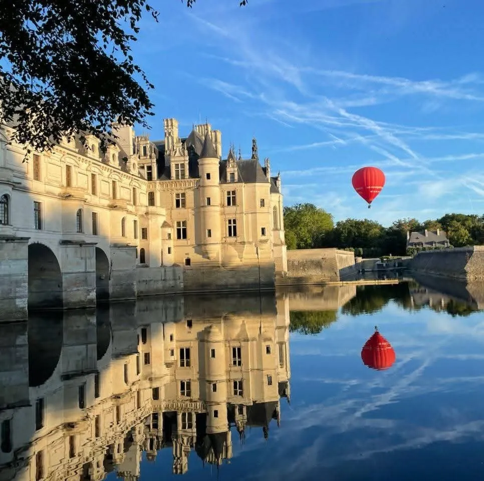 montgolfière de la société Art Montgolfières volant sur le Cher avec le château de Chenonceaux au premier plan
