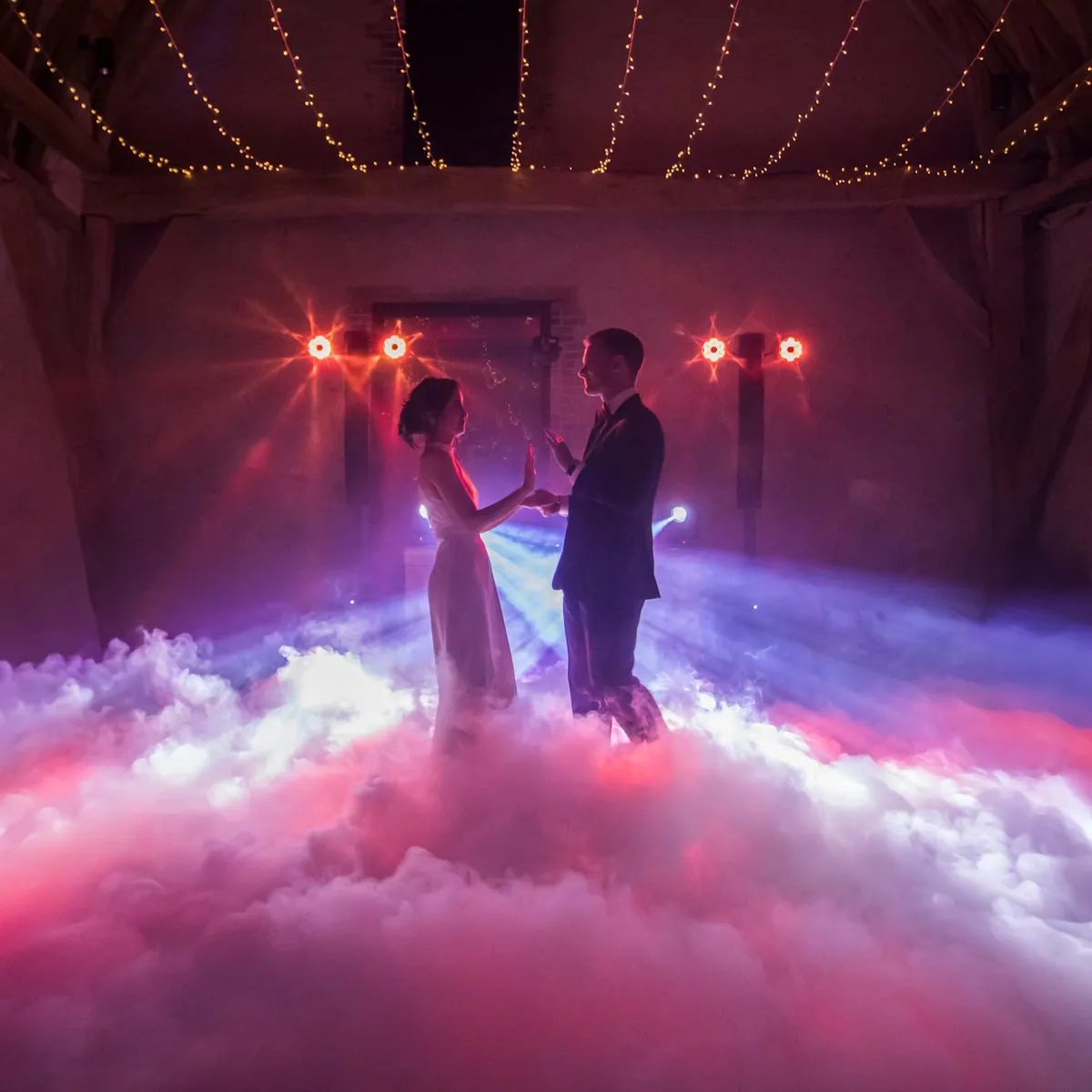 Avec DJ AЯROW, votre ouverture de bal devient un instant magique, sublimé par une mise en lumière élégante et une ambiance musicale à votre image. Un moment d’émotion unique pour commencer votre soirée de mariage.