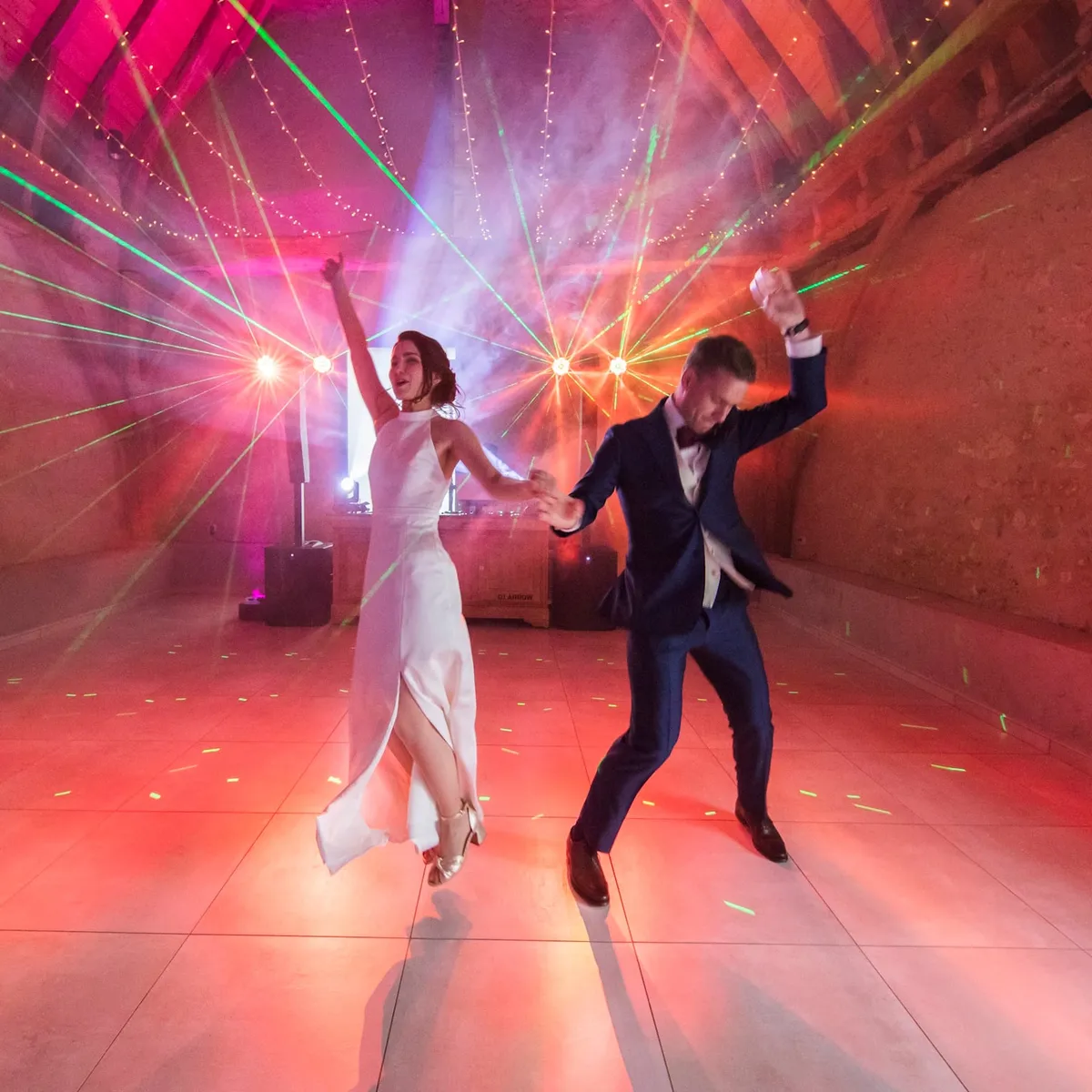 Avec DJ AЯROW, la découverte de votre salle de mariage devient un véritable moment d’émerveillement. Une mise en lumière soignée révèle la beauté de votre lieu et crée une atmosphère élégante pour accueillir vos invités.