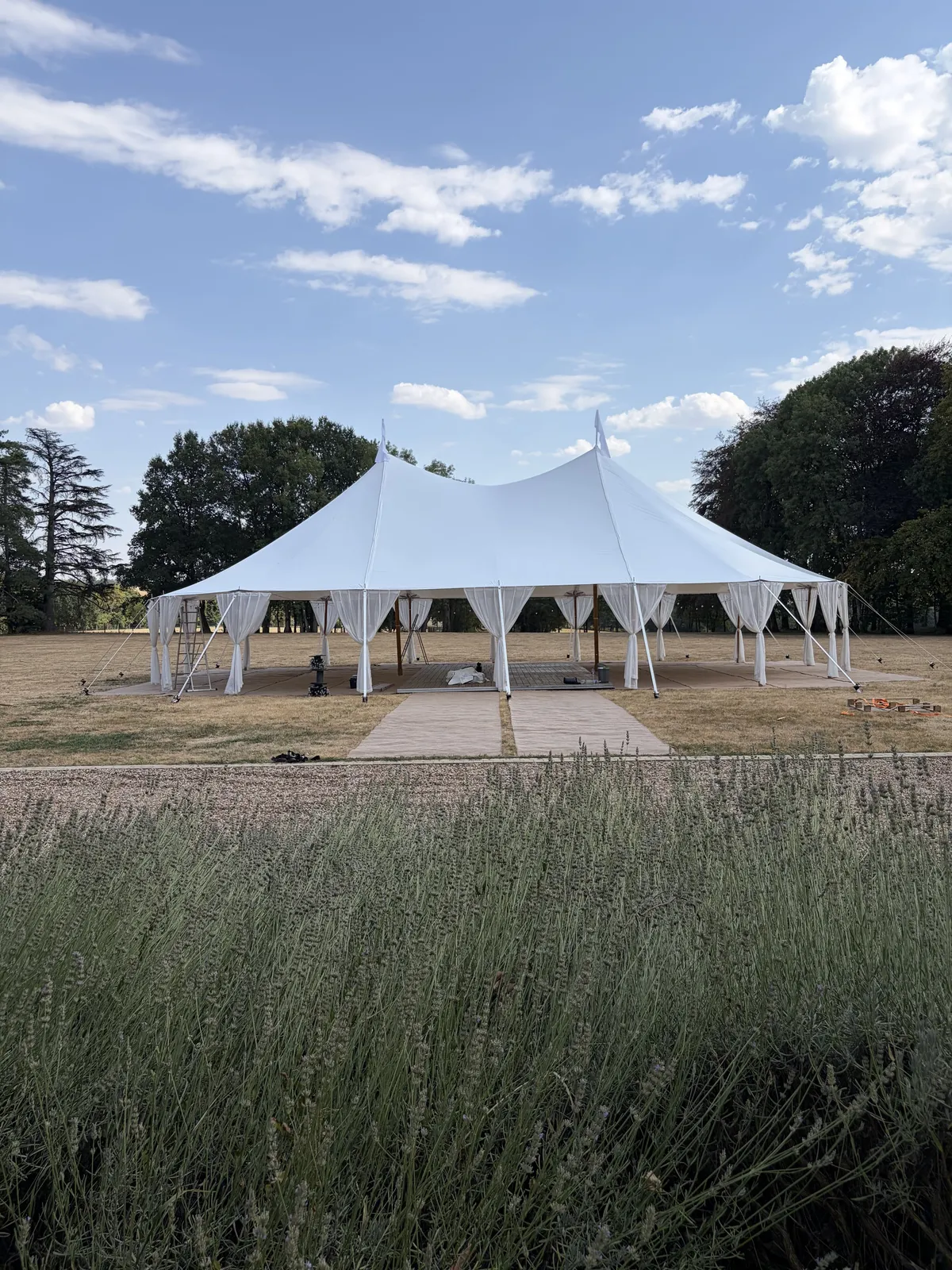Tente de réception blanche installée pour un mariage en extérieur en Indre-et-Loire
