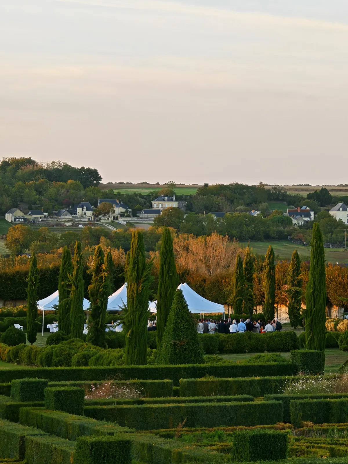 DJ AЯROW intervient dans des lieux atypiques et de caractère, des châteaux aux domaines d’exception, principalement dans toute la région Centre-Val de Loire, mais également au-delà. Chaque lieu est mis en valeur grâce à une prestation adaptée à son cadre et à l’ambiance souhaitée.