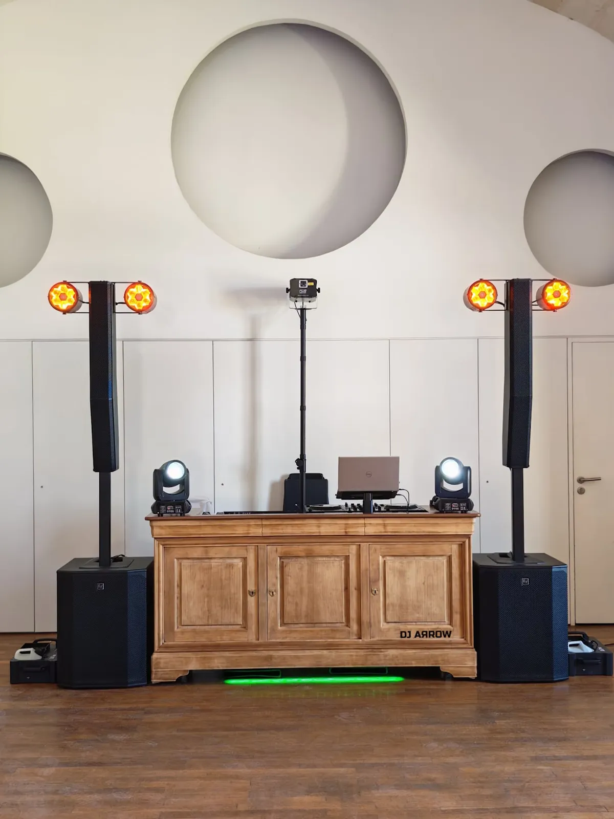 Avec DJ AЯROW, la régie DJ allie esthétique, élégance et professionnalisme. Une installation soignée, pensée pour s’intégrer harmonieusement à votre lieu de réception et sublimer votre événement jusque dans les moindres détails.