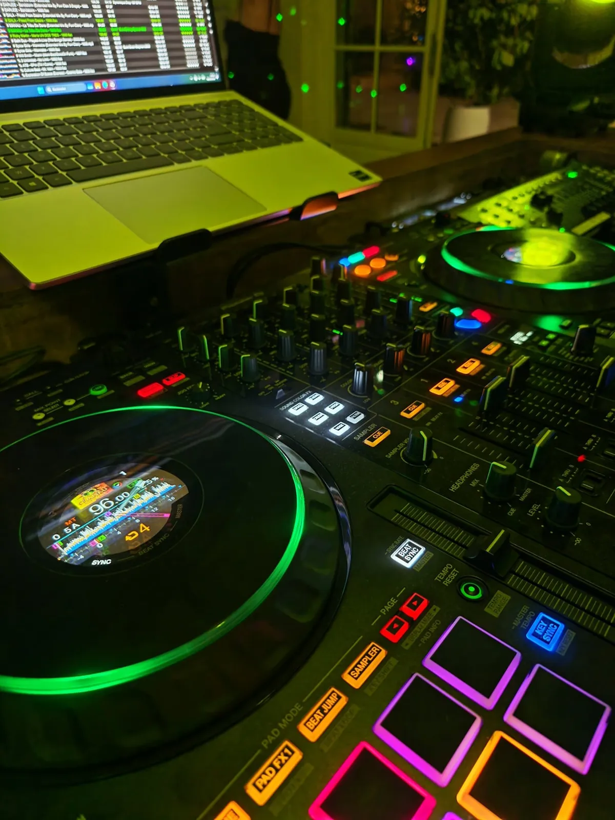 DJ AЯROW s’appuie sur un équipement professionnel de sonorisation et d’éclairage pour vous offrir une prestation de qualité. Un matériel adapté à votre réception pour allier confort d’écoute, ambiance lumineuse et expérience musicale.