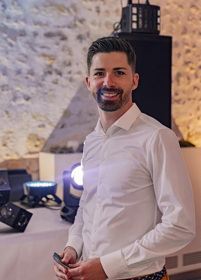 DJ AЯROW, c’est la passion de la musique, le sens du détail et l’envie de créer des moments inoubliables. À l’écoute de vos envies, je vous accompagne pour concevoir une ambiance personnalisée et faire de votre événement une expérience unique.