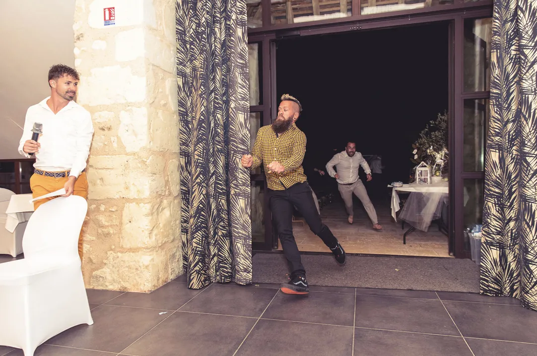 Avec DJ AЯROW, les animations sont pensées et orchestrées par mes soins pour rythmer votre événement avec élégance et convivialité. Chaque intervention s’adapte à vos envies et à vos invités pour créer des moments de partage, de rire et d’émotion.