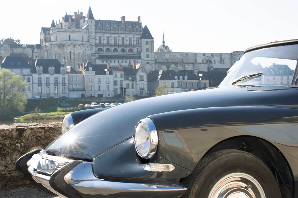 ID 19 de 1965 face au château d'Amboise-Le Chai Gourmet