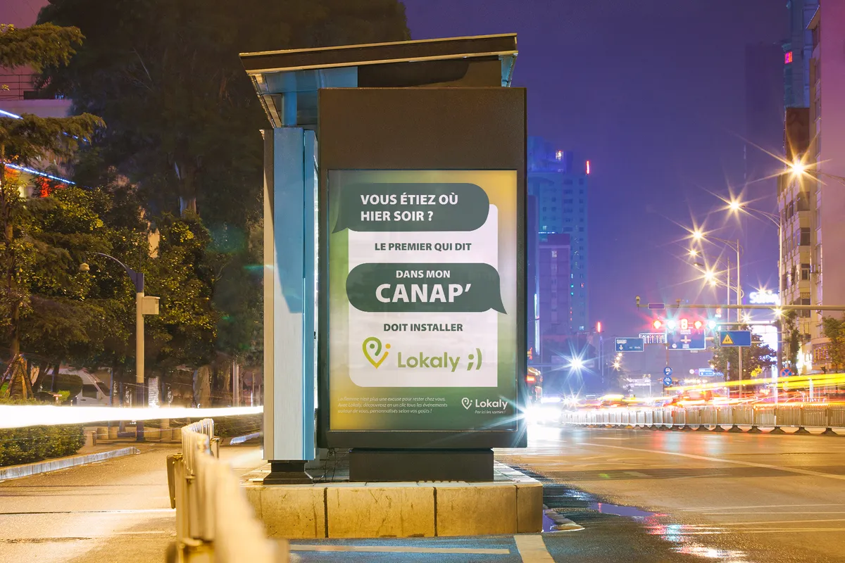l'image montre un abribus sur lequel affiche dit : "si tu est resté  dans ton canapé, c'est que tu ne connais pas Lokaly, alors télécharge l'application vite
