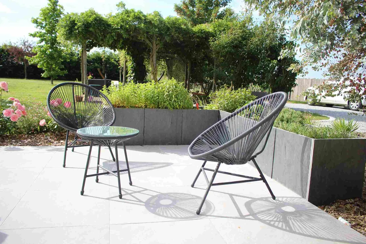 Terrasse grès cérame et jardinière en ardoise paysagées