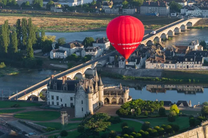 ballon d'Art Montgolfières dans les airs au dessus du château et du pont d'Amboise