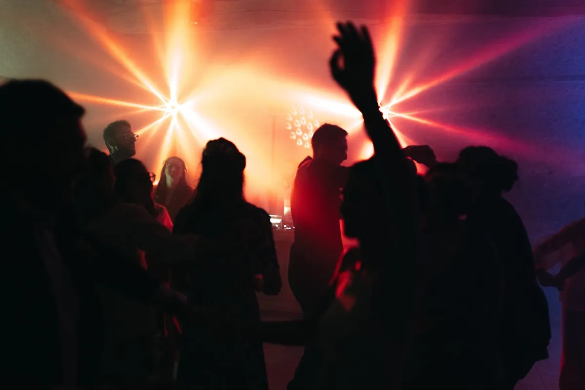 Avec DJ AЯROW, profitez d’une soirée dansante festive et personnalisée, où toutes les générations se retrouvent sur la piste. Une ambiance musicale adaptée à vos envies pour faire danser vos invités jusqu’au bout de la nuit.