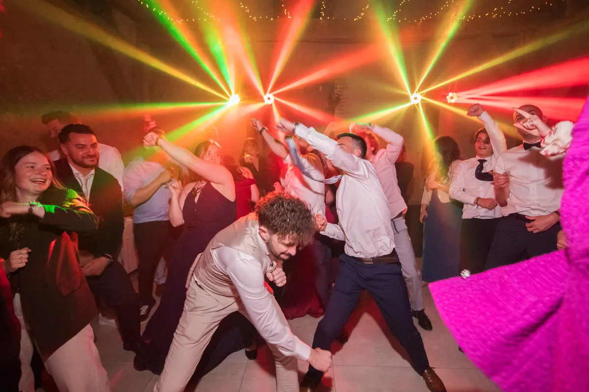 Avec DJ AЯROW, profitez d’une soirée dansante festive et personnalisée, où toutes les générations se retrouvent sur la piste. Une ambiance musicale adaptée à vos envies pour faire danser vos invités jusqu’au bout de la nuit.