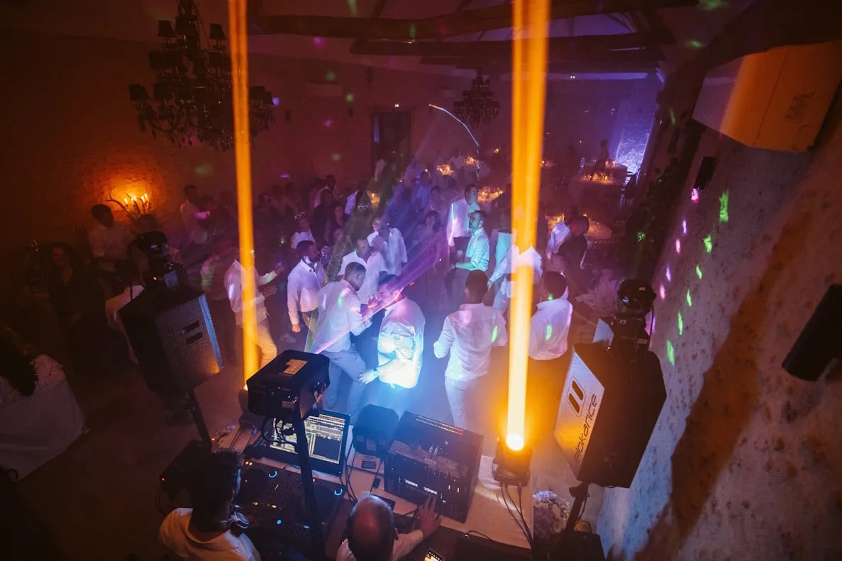 Avec DJ AЯROW, profitez d’une soirée dansante festive et personnalisée, où toutes les générations se retrouvent sur la piste. Une ambiance musicale adaptée à vos envies pour faire danser vos invités jusqu’au bout de la nuit.