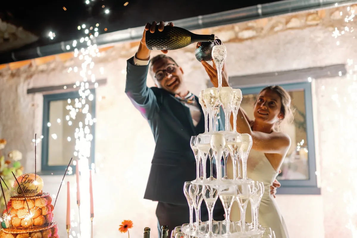 Avec DJ AЯROW, la fontaine de champagne des mariés est sublimée par une mise en lumière élégante. Un instant festif et raffiné, pensé pour mettre en valeur les mariés et créer de magnifiques souvenirs à partager.