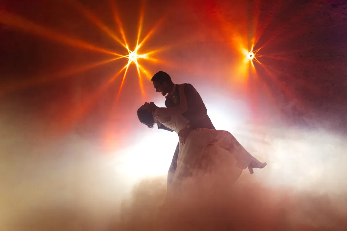 Avec DJ AЯROW, votre ouverture de bal devient un instant magique, sublimé par une mise en lumière élégante et une ambiance musicale à votre image. Un moment d’émotion unique pour commencer votre soirée de mariage.
