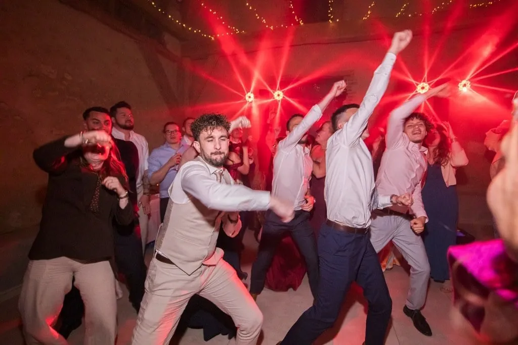 Avec DJ AЯROW, profitez d’une soirée dansante festive et personnalisée, où toutes les générations se retrouvent sur la piste. Une ambiance musicale adaptée à vos envies pour faire danser vos invités jusqu’au bout de la nuit.