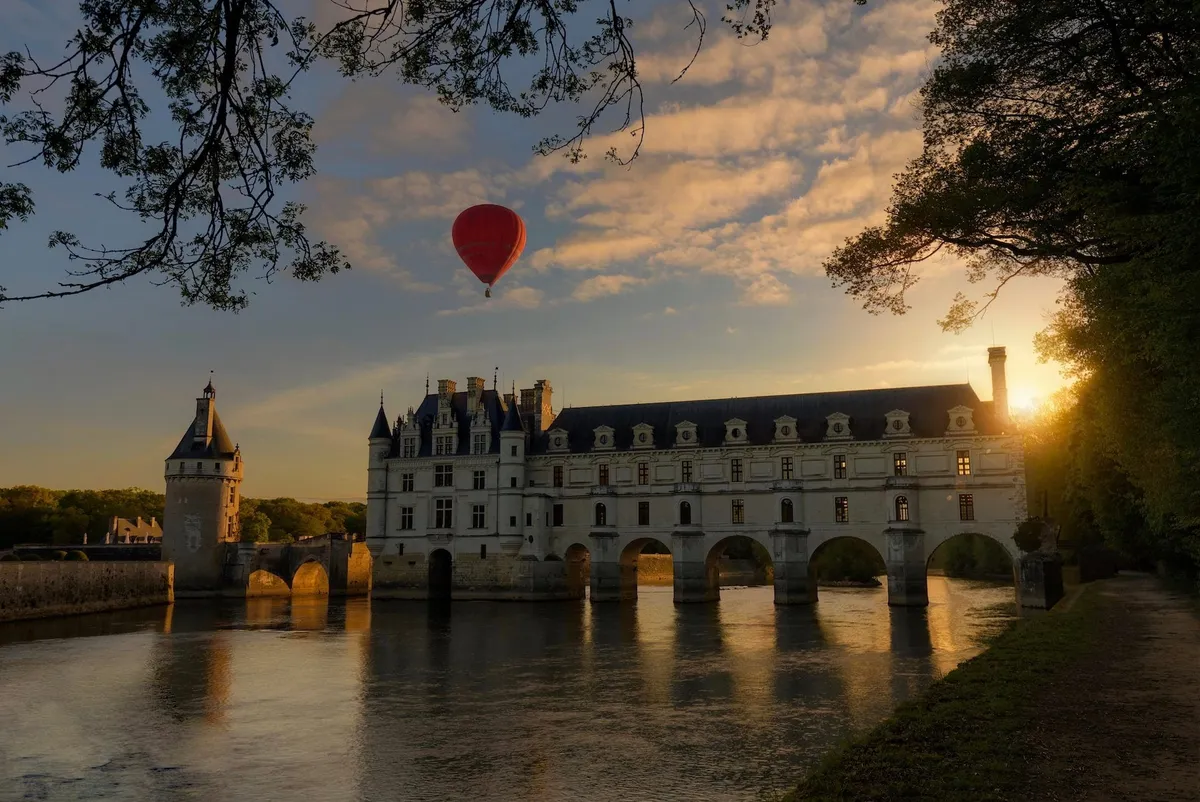 ballon d'Art Montgolfières au dessus du château de Chenonceaux au moment du coucher du soleil