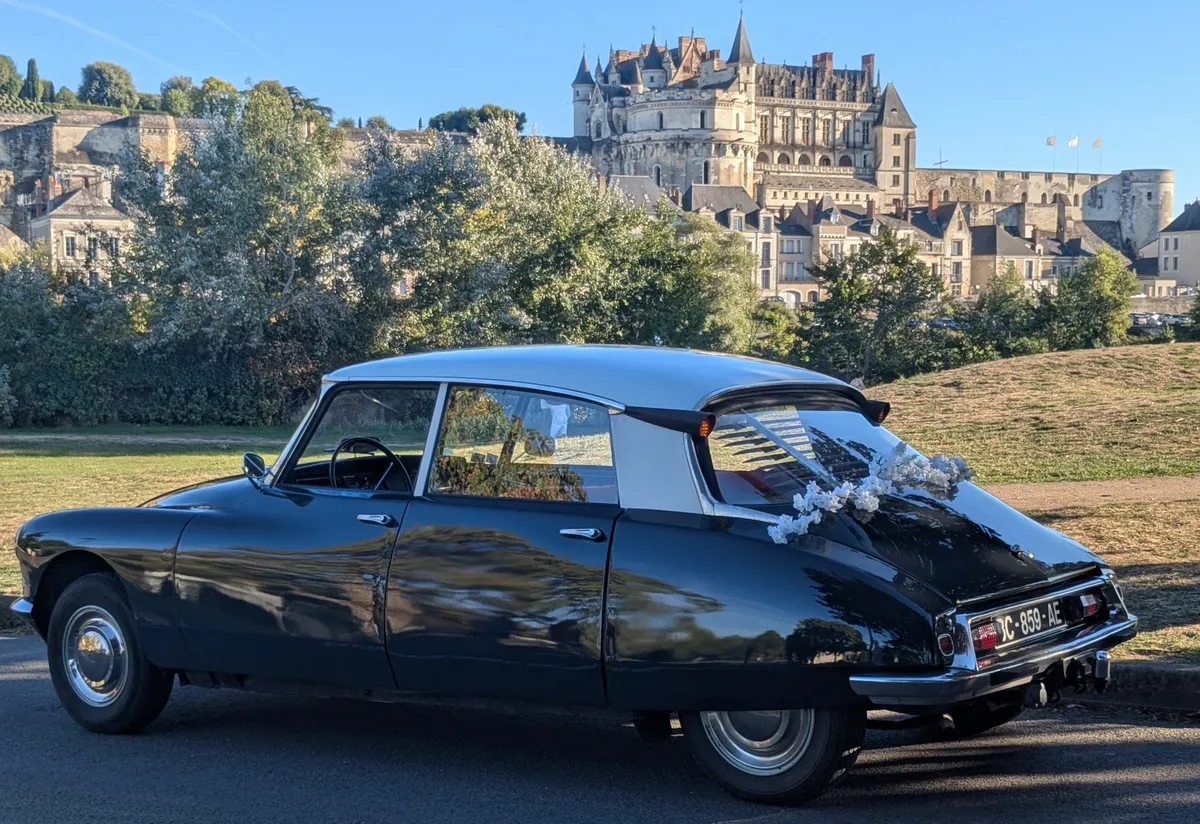ID 19 de 1965 face au château d'Amboise-Le Chai Gourmet