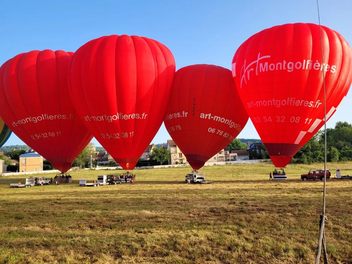 4 montgolfière d'Art Montgolfières au moment du décollage placées côte à cote