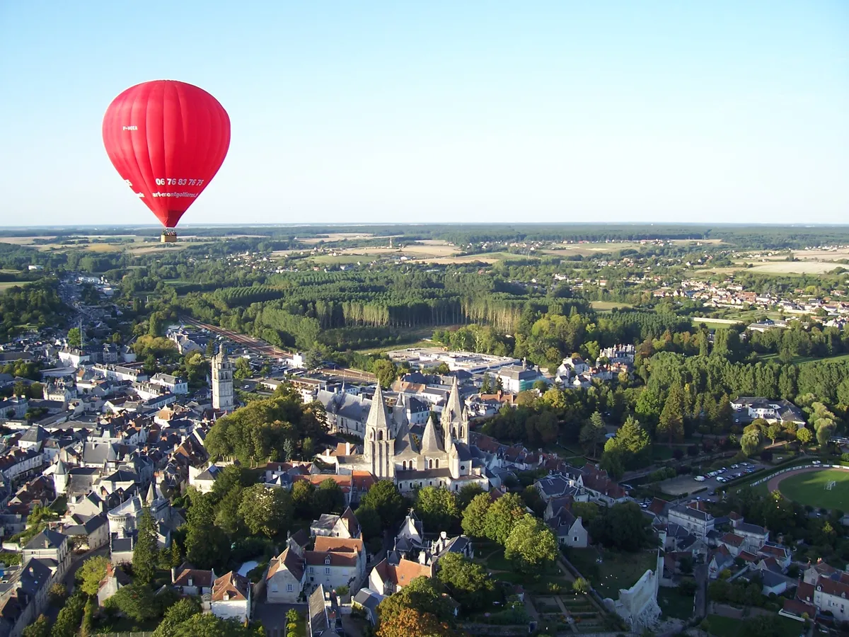ballon d'Art Montgolfières au dessus de la ville de Loches