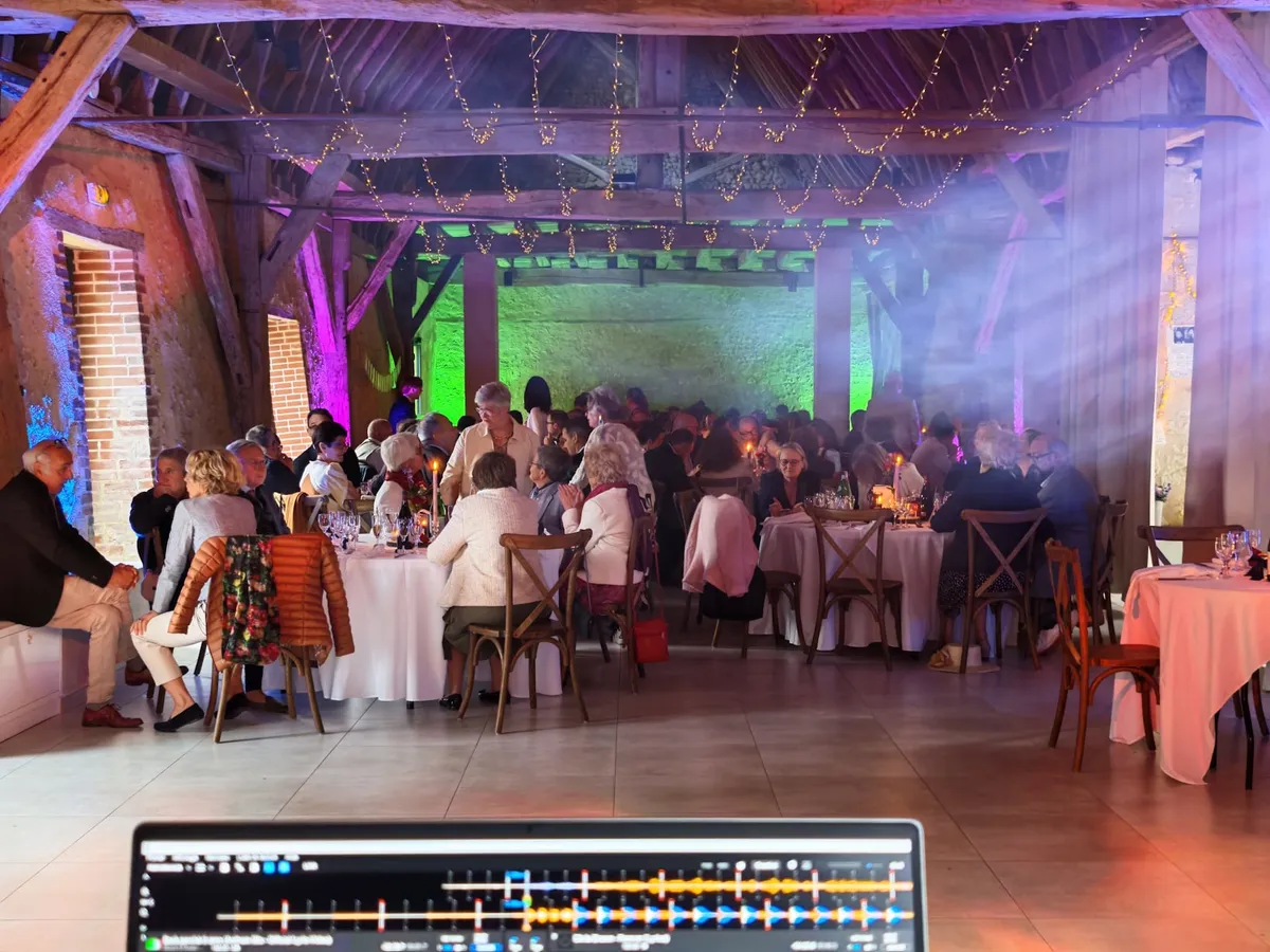 Avec DJ AЯROW, la salle de réception se pare d’un éclairage d’ambiance aux couleurs de votre choix, en harmonie avec le thème de votre mariage. Une mise en lumière élégante et personnalisée pour sublimer votre lieu de réception et créer une atmosphère unique.