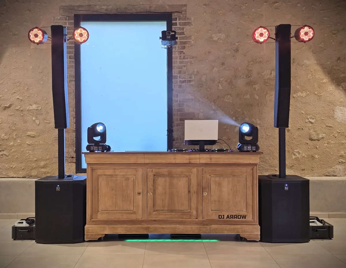Avec DJ AЯROW, la régie DJ allie esthétique, élégance et professionnalisme. Une installation soignée, pensée pour s’intégrer harmonieusement à votre lieu de réception et sublimer votre événement jusque dans les moindres détails.